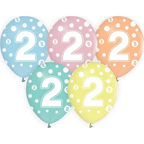 Detailný záber pastelových balónov s číslom 2 na oslavu druhých narodenín