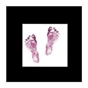 Лилави отпечатъци от крака на бебе на бял фон - Бебе & Малко дете