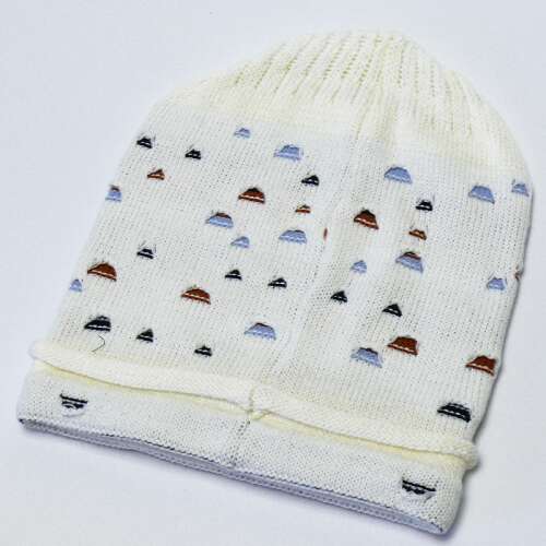 Fehér kötött sapka kis geometriai mintával