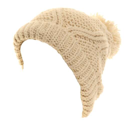 Bézs kötött sapka pomponnal