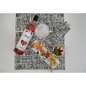 Seturi de farfurii Infibra Gourmet, cu model, 30x40cm, 250 bucăți per pachet, design alb-negru cu cuvinte legate de restaurante și baruri, utilizate pe o masă cu mâncare și băutură - Servete si naproane