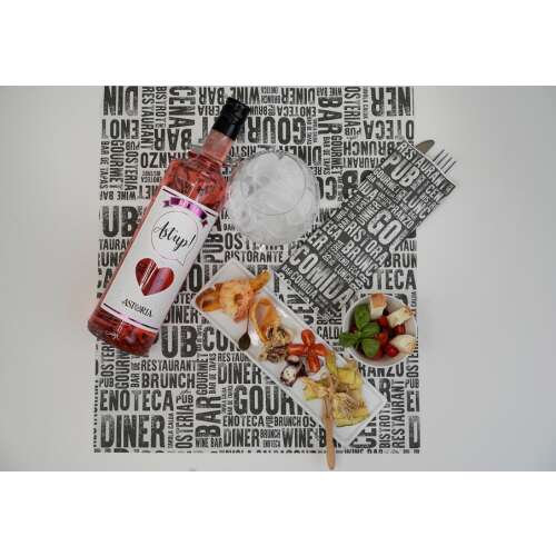 Seturi de farfurii Infibra Gourmet, cu model, 30x40cm, 250 bucăți per pachet, design alb-negru cu cuvinte legate de restaurante și baruri, utilizate pe o masă cu mâncare și băutură