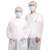 Jednorazový laboratórny plášť so zapínaním na patentky, dlhými rukávmi a dvoma vreckami, nosený dvoma osobami, veľkosť XXL