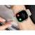 Ultra watch AMO-UT29 okosóra egy nő csuklóján, bejövő hívást mutat