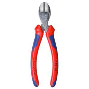 Cęgi boczne Knipex 73 05 160, czerwone i niebieskie uchwyty, izolowane na białym tle - Knipex