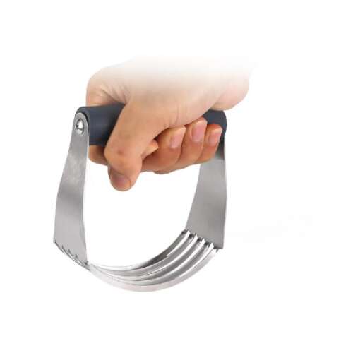 Mână ținând un blender de patiserie din oțel inoxidabil cu mâner negru