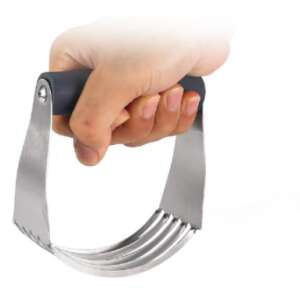 Hand hält einen Teigmischer aus Edelstahl mit schwarzem Griff - Küchenaccessories