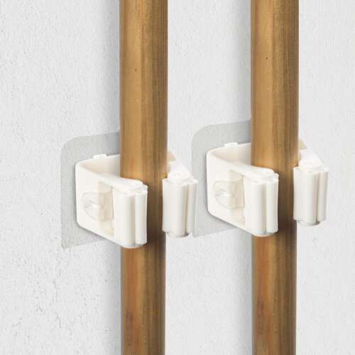 Sada 2 bielych plastových držiakov na náradie pre metly, mopy, hrabli a iné náradie, s lepiacou zadnou stranou