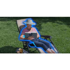 Nő, aki egy bézs színű Mágikus Fejfrissítő kalapot visel, hűtő kalap meleg időjárásra, pihen egy széken - Férfi sapka