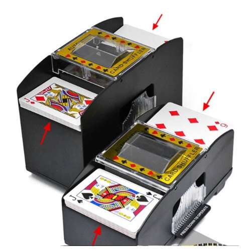 Automata kártyakeverő gép működés közben, kártyák keverése