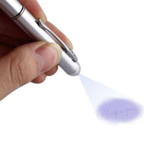 Titkos UV Toll in use, revealing invisible ink with UV light - Pen