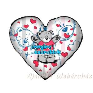 Szív alakú díszpárna, rajta egy plüss mackó, a felirat: 'ennyire szeretlek' - Díszpárna