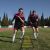 Athletinnen trainieren mit Agility Leiter auf dem Feld