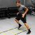 Mann benutzt Agility Leiter im Fitnessstudio