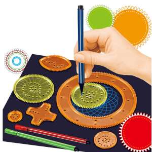 Egy kéz filctollal rajzol a Mókás színkavalkád spirográf rajzoló készlettel - Geometriai sablon