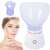 Parownica do twarzy z kobietą, która jej używa, biała parownica do twarzy z różowym przyciskiem, parownica do twarzy z dwoma dyszami