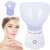 Parownica do twarzy z kobietą, która jej używa, biała parownica do twarzy z różowym przyciskiem, parownica do twarzy z dwoma dyszami