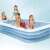 Familie genießt den Intex 305x183x56 cm aufblasbaren Familienpool, blau