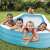 Familie genießt den Intex 305x183x56 cm aufblasbaren Familienpool, blau
