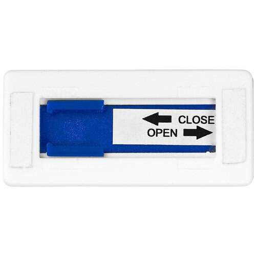 A sötétkék webkamera takaró közeli képe, amely bemutatja a takaró nyitásához és zárásához szükséges csúszó mechanizmust