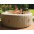 Cuplu se relaxează în jacuzzi-ul gonflabil Intex PureSpa Bubble Massage pe terasă