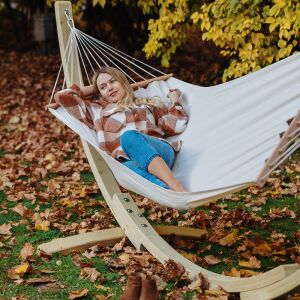 Nő Pihen a Breve Függőágyban Állvánnyal, Kültéri Környezetben - Czillo