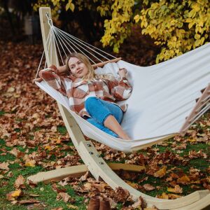 Nő pihen a Breve Pamut Függőágyban fa állvánnyal a kertben - Czillo