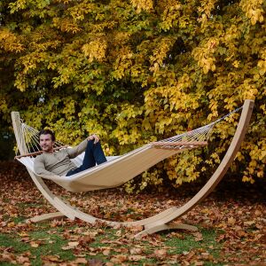 Czillo Breve fa függőágy állvány, pihenő személlyel a függőágyban - Czillo