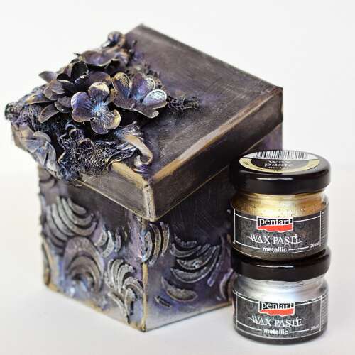 Fém virág díszítőelemek egy dekoratív dobozon, viaszpasztával, tökéletes kézműveskedéshez és vegyes technikás projektekhez