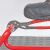 Kliešte KNIPEX Cobra XXL pri používaní, uchopujú červenú rúru