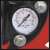 Detail manometra Einhell GC-WW 6538 zobrazujúceho PSI a BAR