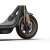 A Segway Ninebot F65I elektromos roller első kerekének és felfüggesztésének részletei