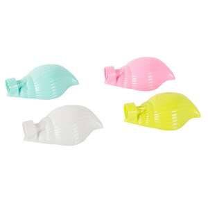 Kutya utazó tál palackokra