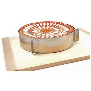 Inel pentru tort din oțel inoxidabil pe o placă de rulat din lemn - Ustensile de bucătărie