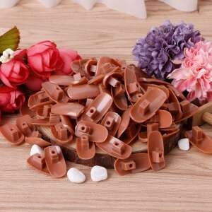 Set de 100 vârfuri de unghii de practică din plastic, culoare maro, pe fundal din lemn - Accesoriu pentru tehnicianul de unghii