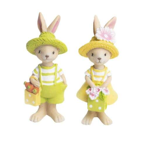 Set de două figurine de iepurași de Paște, unul cu o pălărie verde și celălalt cu o pălărie galbenă, ambele țin coșuri