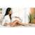Жена използва устройство за епилация Philips Lumea Advanced IPL на крака си