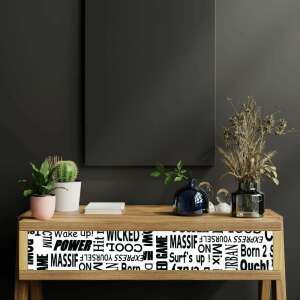 Gekkofix TEXTS öntapadós tapéta felragasztva egy fa fiókra, fekete-fehér szöveges mintával - Gekkofix