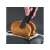 Entfernen von Toast mit einer Zange aus dem Russell Hobbs Textures Plus Toaster