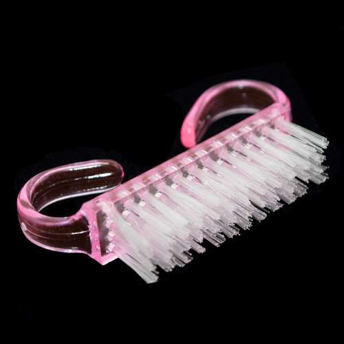 Rózsaszín körömkefe erős sörtékkel, ideális körömtisztításhoz és előkészítéshez