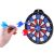 Mini Dartscheibe aus Kunststoff mit Pfeilen im Einsatz