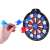 Hand hält ein Mini-Dartboard aus Kunststoff mit Darts