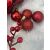 Springos rote Weihnachtskugeln auf Kunstfell mit Beeren