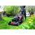 Samochodná kosačka Scheppach MS 225-53 E pri používaní, kosenie trávy v záhrade