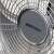 Közelkép a TOO COOL! logóról a padló ventilátoron