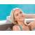 Frau entspannt sich in einem aufblasbaren Intex PureSpa Whirlpool mit der Kopfstütze, bequem, Spa-Erlebnis