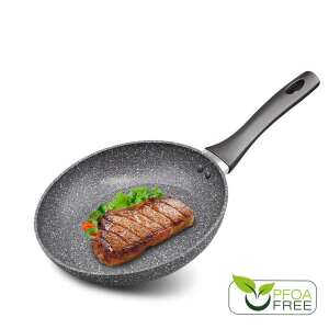 Carl Schmidt Sohn-Emden 28 cm Bratpfanne aus Aluminium mit grauer Marmorbeschichtung, Antihaft-Oberfläche und PFOA-frei, zeigt ein Steak, das in der Pfanne gebraten wird - Carl Schmidt Sohn Pfannen