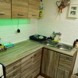 Sonoma tölgy öntapadós tapéta, konyhaszekrényekre ragasztva - Tapéta