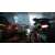 Crysis Remastered Trilogy játékmenet képernyőkép, amelyen egy Nanosuit-ot viselő játékos látható, miközben egy fegyvert céloz egy futurista városban