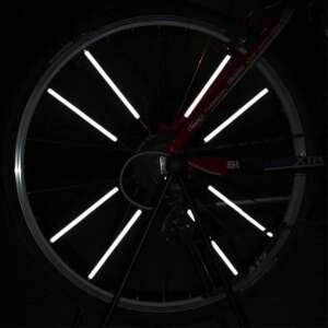 Bicycle wheel with reflective spoke ornaments, silver color, in the dark - Bicycle Light